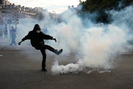 Pariz se ne smiruje i dalje neredi na ulicama, stotine hiljade ljudi protestuje