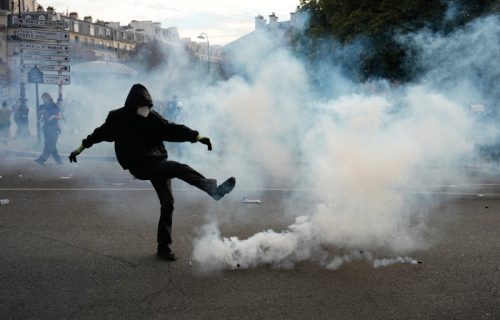 Pariz se ne smiruje i dalje neredi na ulicama, stotine hiljade ljudi protestuje