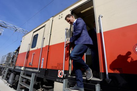 “Obećano – učinjeno”: Mali na test vožnji voza od Zemun Polja do aerodroma (FOTO)