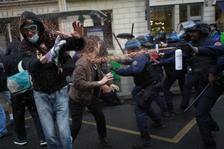 Ne smiruju se protesti đaka u Francuskoj: Više od 1.000 povređenih, tinejdžeru (15) granata otkinula šaku