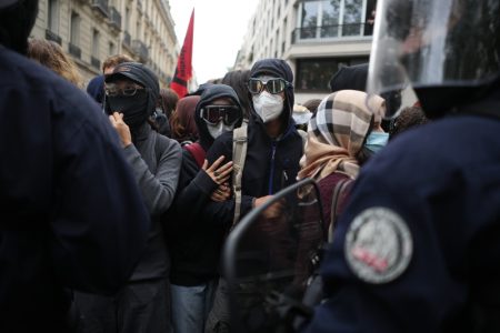 Gradonačelnik pogođen suzavcem na protestu u Parizu: Stao između policije i demonstranata