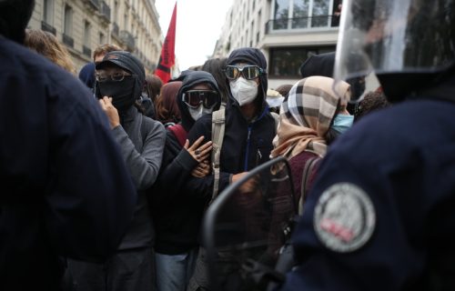 Gradonačelnik pogođen suzavcem na protestu u Parizu: Stao između policije i demonstranata