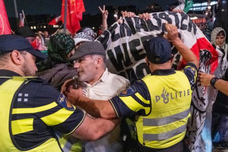 Haos na ulicama Amsterdama: Građani palili vatre i gađali policiju kamenjem