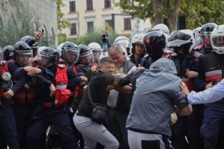 Sukobi između demonstranata i policije u Tirani