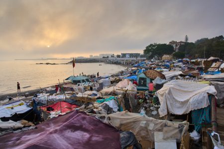 Španska policija raščistila plažu u Seuti: Stotine migranata prebačeno u prihvatne centre