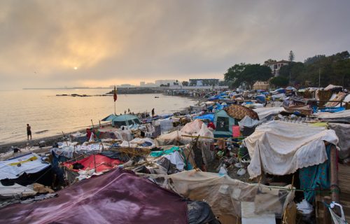 Španska policija raščistila plažu u Seuti: Stotine migranata prebačeno u prihvatne centre