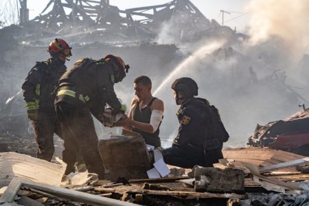 Krvavi udar raketa Smerč u Donjecku: Kasetne bombe razorile porodičnu kuću, ubijena devojčica (13)