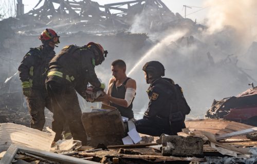 Krvavi udar raketa Smerč u Donjecku: Kasetne bombe razorile porodičnu kuću, ubijena devojčica (13)