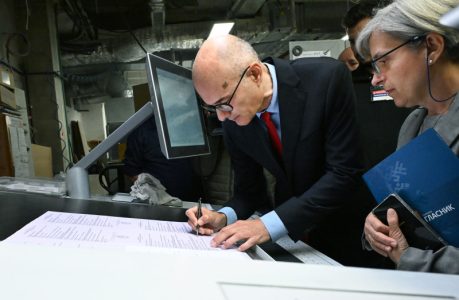 Za poslanička mesta u trci 18 lista sa 2.418 kandidata, mandati se raspodeljuju po Dontovom sistemu