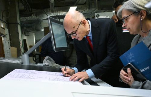 Za poslanička mesta u trci 18 lista sa 2.418 kandidata, mandati se raspodeljuju po Dontovom sistemu