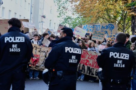 Vanredne mere u Francuskoj: Raspoređeno 70.000 policajaca, očekuje se pola miliona demonstranata