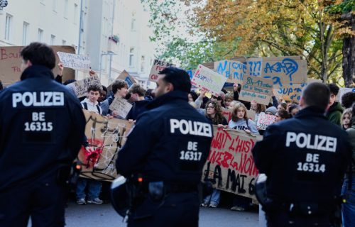 Vanredne mere u Francuskoj: Raspoređeno 70.000 policajaca, očekuje se pola miliona demonstranata
