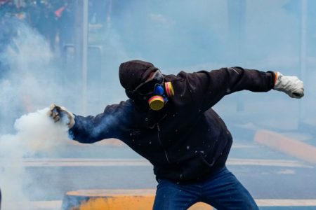 Santijago u plamenu i dimu: Dramatične slike sukoba policije i naroda Mapuče (FOTO)