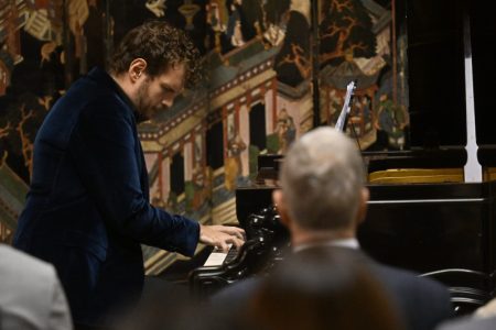 “Uvek sa decom“: Pijanista Stefan Đoković održao dobrotvorni koncert u Belom dvoru