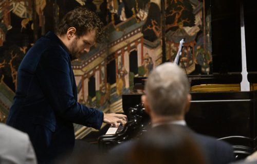 “Uvek sa decom“: Pijanista Stefan Đoković održao dobrotvorni koncert u Belom dvoru
