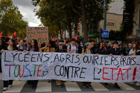 Francuska se ne smiruje: Omladinske organizacije pozvale na protest “Žutih prsluka” u subotu