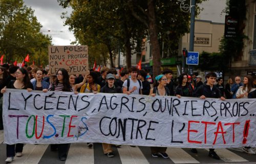 Francuska se ne smiruje: Omladinske organizacije pozvale na protest "Žutih prsluka" u subotu