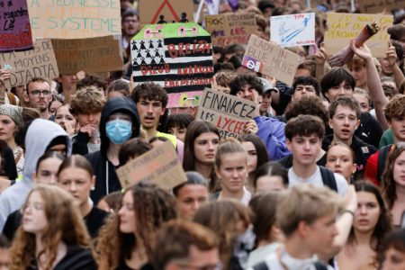 Nastavlja se drama u Francuskoj: Ustavni sud ukinuo zabranu demonstracija u Parizu