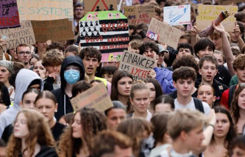 Nastavlja se drama u Francuskoj: Ustavni sud ukinuo zabranu demonstracija u Parizu