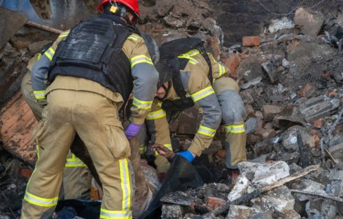 Krvoproliće na zapadu Ukrajine: Poginulo šest osoba u žestokom napadu, spasioci izvlačili žrtve