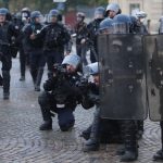 Francuska se priprema za velike proteste: Desetine uhapšenih, prodavnice štite izloge