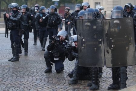 Francuska se priprema za velike proteste: Desetine uhapšenih, prodavnice štite izloge