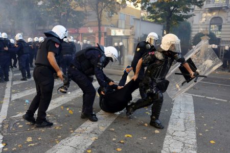 Sukobi, požari i hapšenja u Tirani: Protiv 65 osoba preduzete mere zbog nasilja na protestima