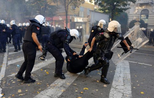 Sukobi, požari i hapšenja u Tirani: Protiv 65 osoba preduzete mere zbog nasilja na protestima
