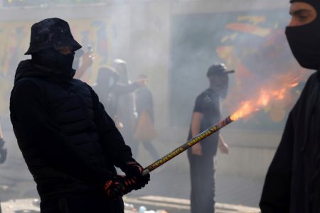 “Spalite parlament”: Haos u Tirani, u nasilnim protestima povređeno 14 policajaca, privedeno 35 osoba (FOTO)