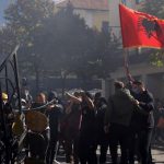 Begaj apeluje na mir usred haosa: Tirana u plamenu, demonstranti pale zgrade i napadaju policiju
