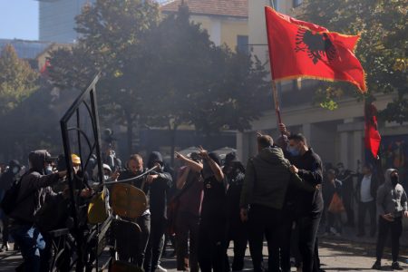 Begaj apeluje na mir usred haosa: Tirana u plamenu, demonstranti pale zgrade i napadaju policiju