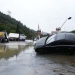 Potop u Istanbulu: Ulice se pretvorile u jezera, automobil sa detetom ostao zarobljen u vodi