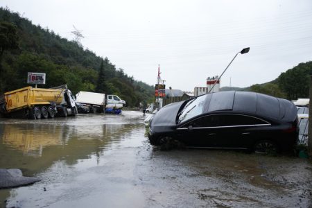 Potop u Istanbulu: Ulice se pretvorile u jezera, automobil sa detetom ostao zarobljen u vodi