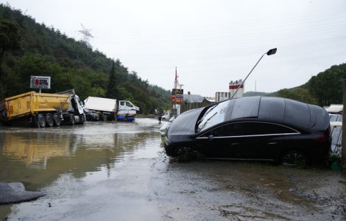 Potop u Istanbulu: Ulice se pretvorile u jezera, automobil sa detetom ostao zarobljen u vodi