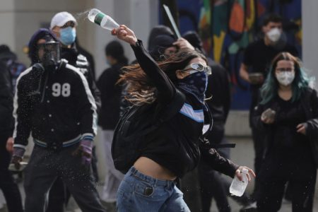 Protesti u Albaniji eskalirali: Studenti se sukobili sa policijom, oštećene zgrade i zapaljene kante