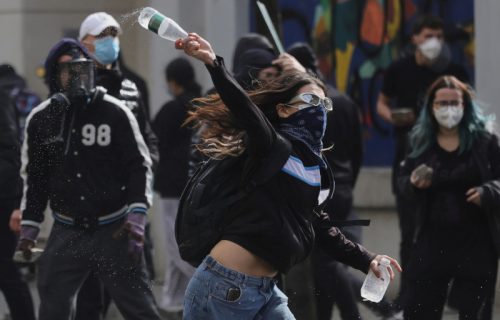 Protesti u Albaniji eskalirali: Studenti se sukobili sa policijom, oštećene zgrade i zapaljene kante