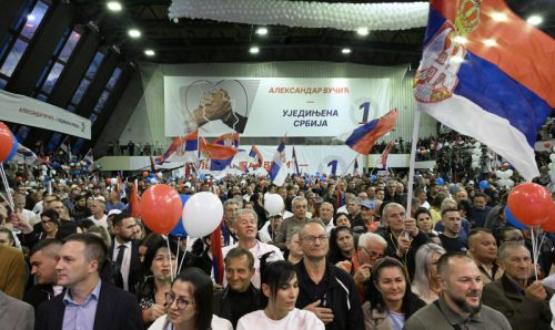 (UŽIVO) Veliki broj građana pristiže na skup liste “Ujedinjena Srbija” u Lazarevcu: Postavljeni baneri i zastave (VIDEO)
