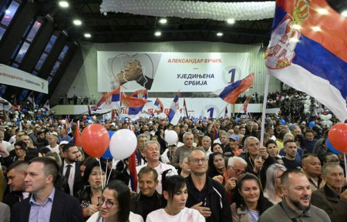(UŽIVO) Veliki broj građana pristiže na skup liste "Ujedinjena Srbija" u Lazarevcu: Postavljeni baneri i zastave (VIDEO)