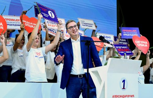 (UŽIVO) Vučić se obraća na skupu liste "Ujedinjena Srbija" u Lazarevcu: "Srećan sam što sam ovde" (VIDEO)