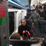 (UŽIVO) Vučić stigao na Petrovaradin: Pešači pet kilometara, oblači odelo, pa kreće na Trg slobode (VIDEO)