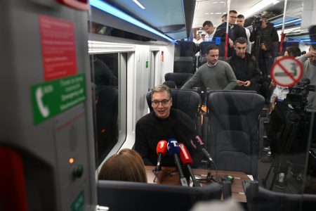 (UŽIVO) Vučić iz voza ka Novom Sadu najavio: Fico dolazi na skup “Ujedinjene Srbije”, poleteo je iz Brisela (VIDEO)