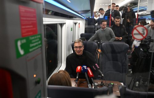 (UŽIVO) Vučić iz voza ka Novom Sadu najavio: Fico dolazi na skup "Ujedinjene Srbije", poleteo je iz Brisela (VIDEO)