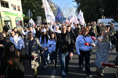 (UŽIVO) Vučić stigao na Petrovaradin: Pešači pet kilometara, oblači odelo, pa kreće na Trg slobode (VIDEO)
