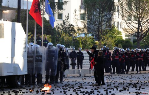 Tirana u plamenu: Demonstranti gađali policiju kamenicama, usledio žestok odgovor