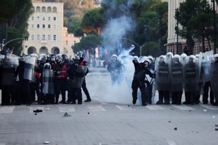 Nasilni protesti u Tirani: Povređeno 97 policajaca, demonstranti traže ostavku Rame