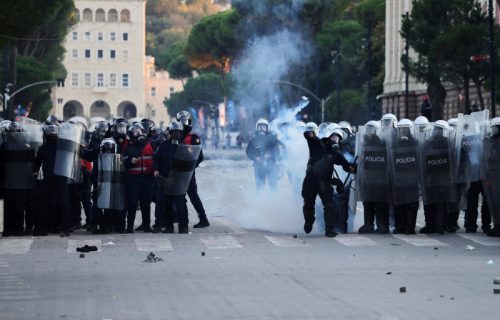 Nasilni protesti u Tirani: Povređeno 97 policajaca, demonstranti traže ostavku Rame