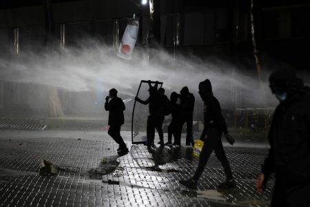 Gori Albanija, pad Edija Rame: Narod pali ulice, policija puca na demonstrante