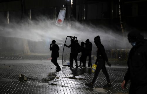 Gori Albanija, pad Edija Rame: Narod pali ulice, policija puca na demonstrante