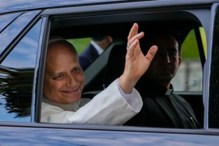 Papa Lav XIV samostalno izašao iz bolnice nakon operacije pluća: Posle četiri dana stao na noge