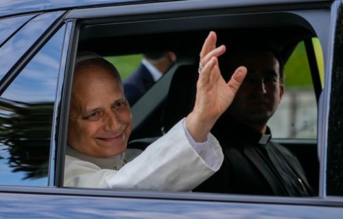 Papa Lav XIV samostalno izašao iz bolnice nakon operacije pluća: Posle četiri dana stao na noge